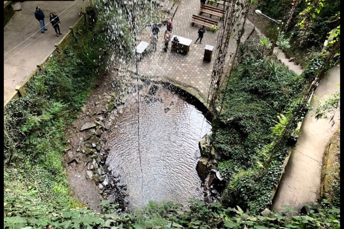 Vista a partir da Gruta Nossa Senhora de Lourdes, com cachoeira caindo à frente - André Dering/Google