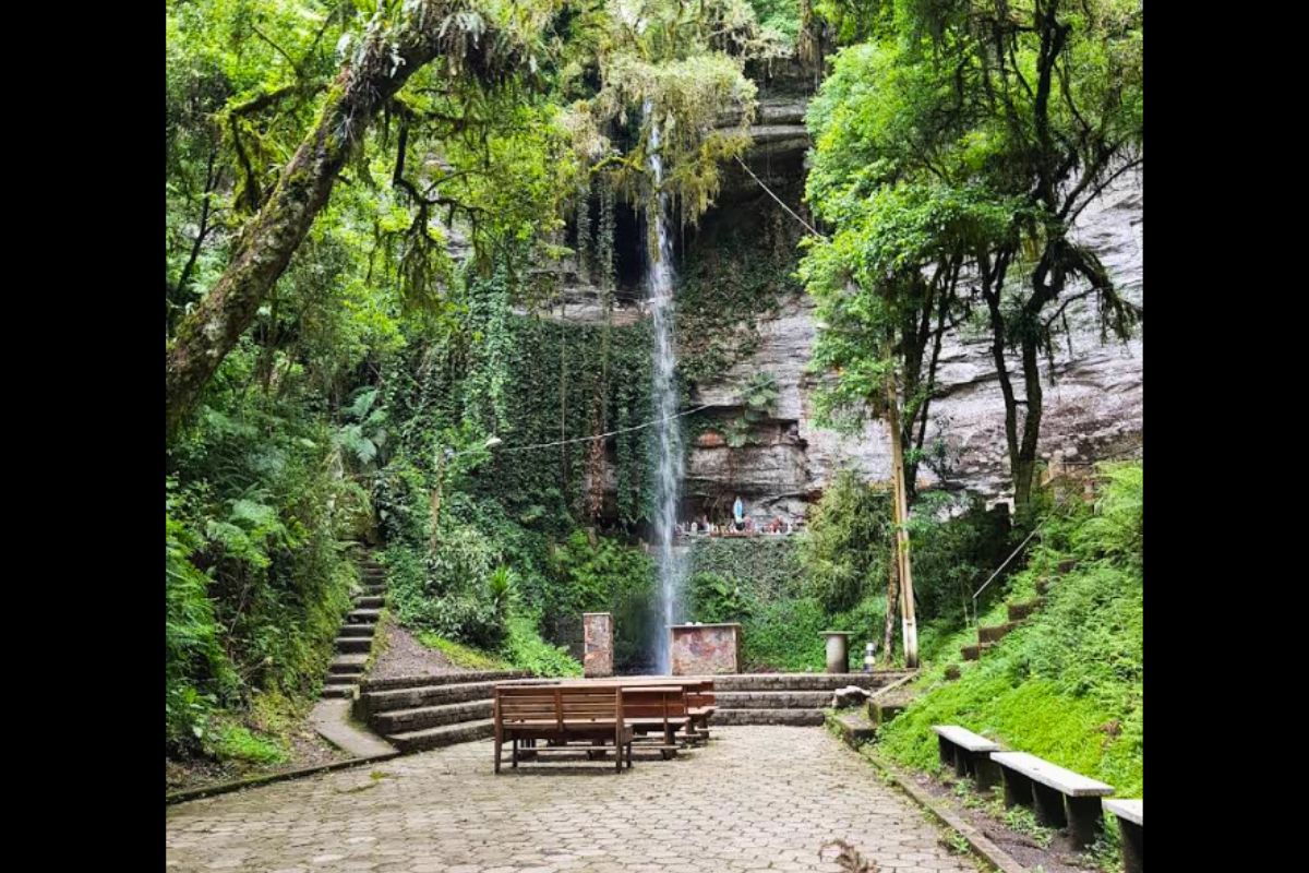 Local é equipado com bancos de madeira e altar para cerimônias religiosas - Nikkei Tamura/Google