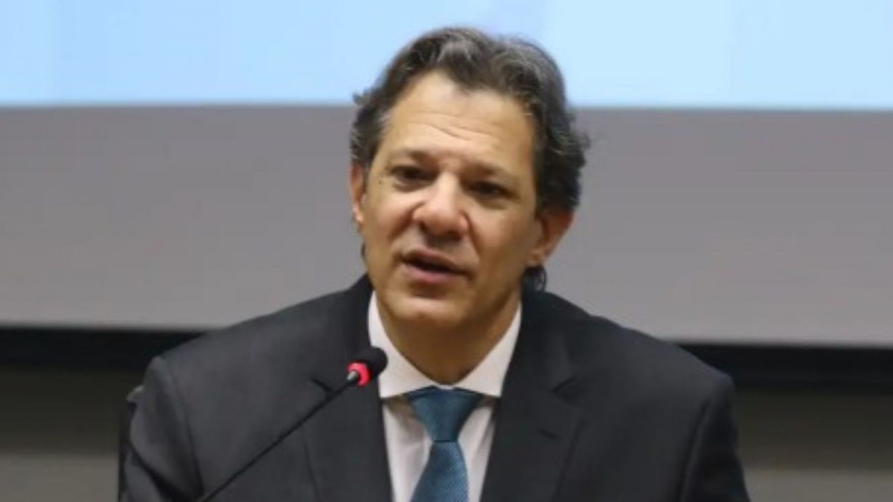 na foto aparece o ministro da Fazenda, Fernando Haddad, que vai discutir a redução dos supersalários com alternativa ao aumento do IOF