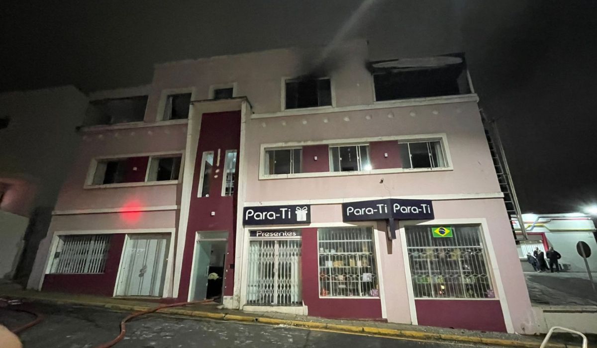 Mulher presa em apartamento em chamas é salva em Lages
