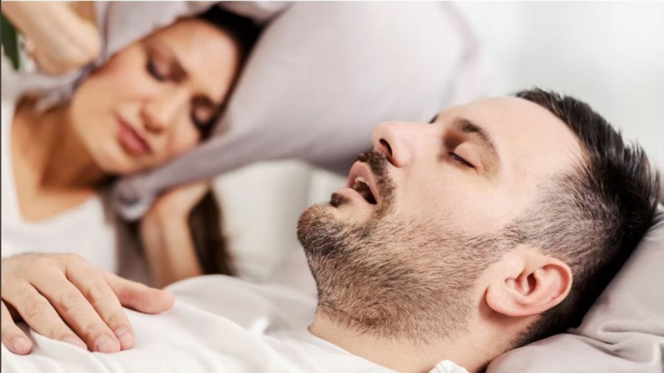 na foto aparece um homem que ronda e deixa a mulher impaciente com o barulho