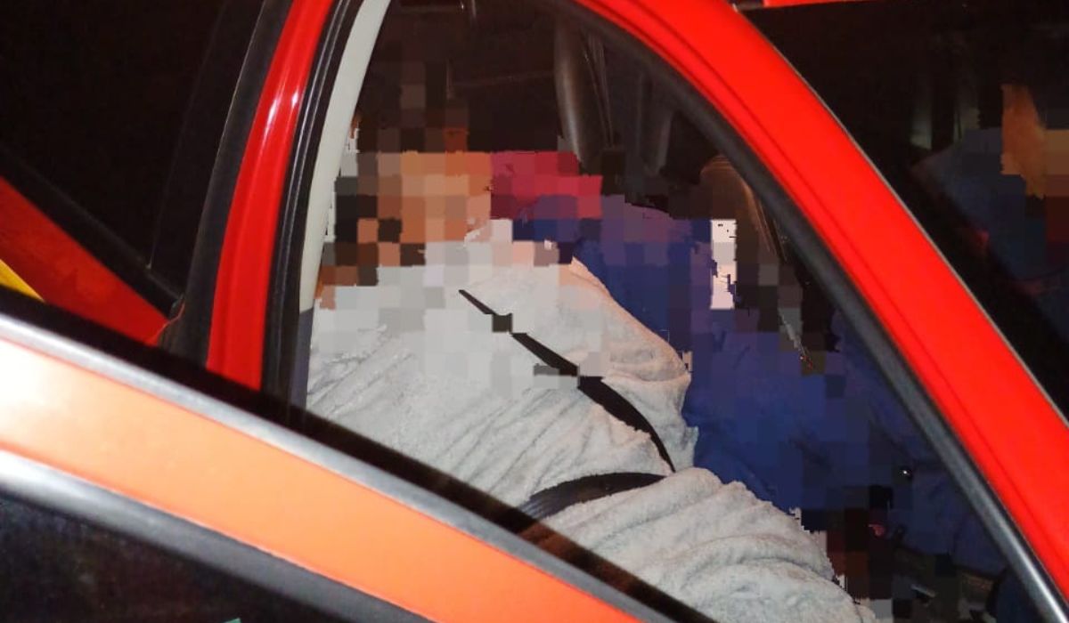 Homem some ao colher pinhão e é achado com hipotermia em SC, foto mostra homem embalado em manta térmica dentro de viatura
