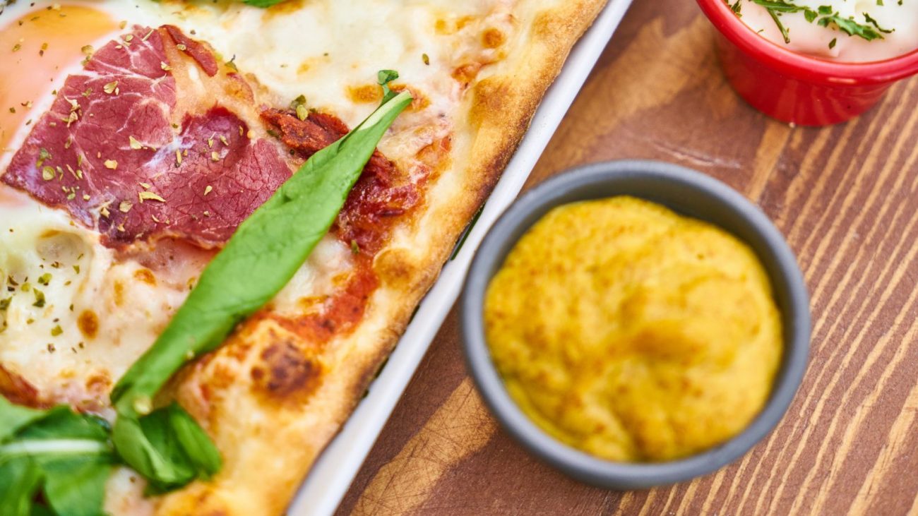 Hortaliças para plantar em junho: a mostarda é uma excelente escolha para a estação e pode ser usada como acompanhamento em diversos pratos — até mesmo em pizzas!
