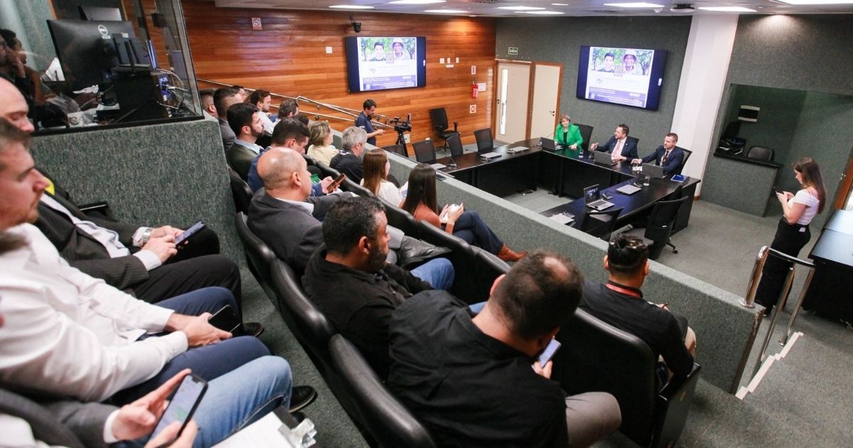 Imagem de pessoas em uma reunião do IBGE, sobre o levantamento de pessoas com autismo nos municípios de SC 