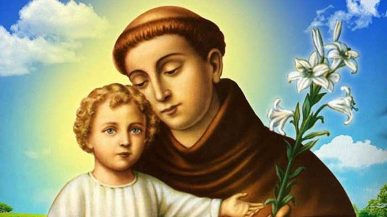 Imagem mostram duas fotos, na primeira uma ilustração de Santo Antônio ao lado do Menino Jesus, com uma áurea atrás representando algo divino. Jesus aparece loiro, com olhos azuis, roupa branca, e cabelo cacheado. Santo Antônio aparece com a roupa marrom de frei e o cabelo com corte raspado no meio.