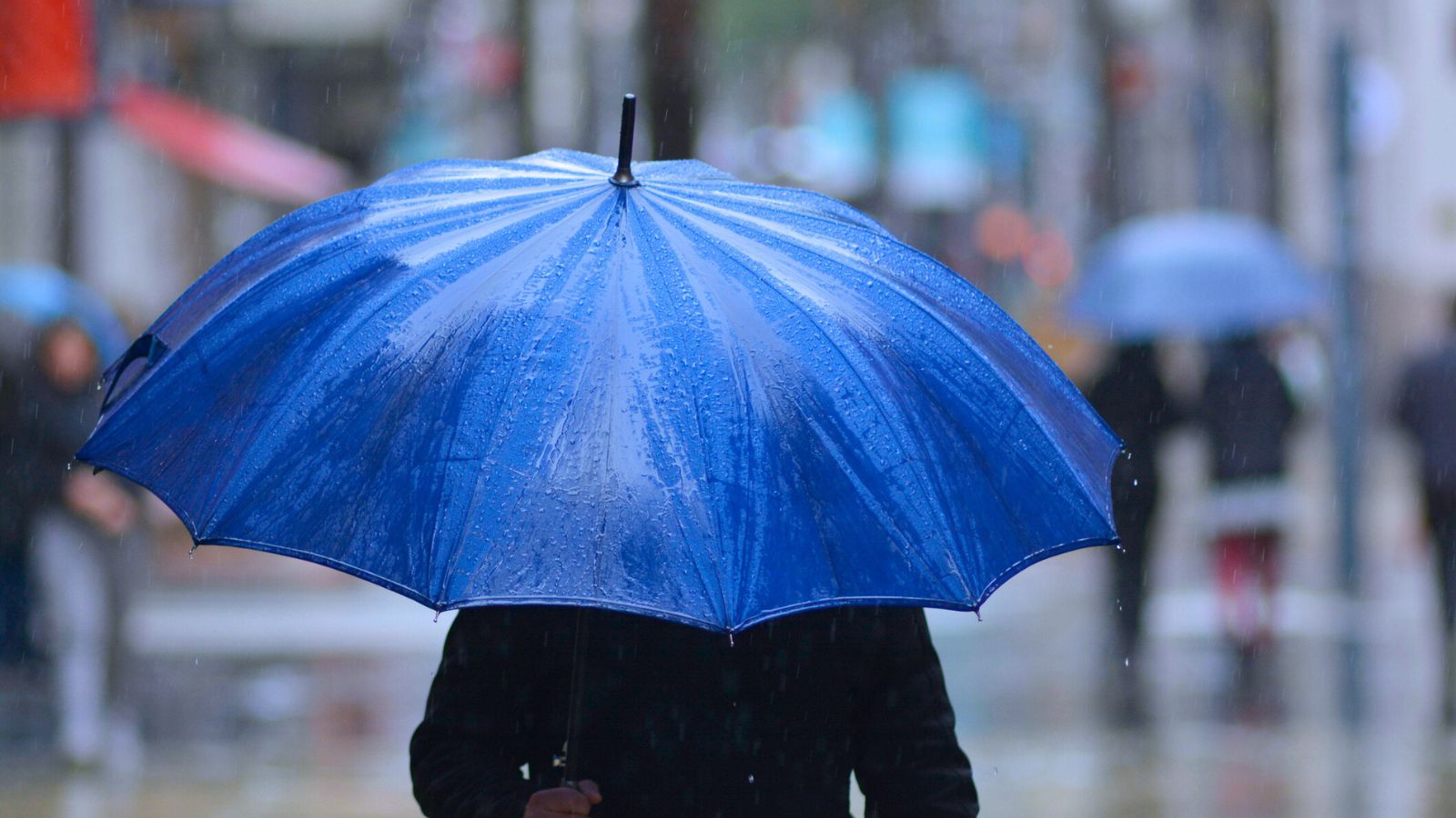 imagem de um guarda chuva no centro da cidade