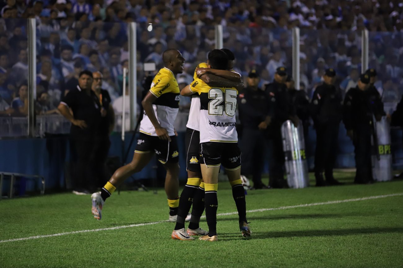 Diego Gon&ccedil;alves comemora gol marcado na noite desta segunda-feira – Foto: Celso da Luz/Crici&uacute;ma E.C