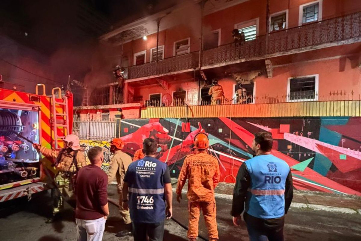 Bombeiros encontraram dois corpos durante o rescaldo do casarão na Lapa