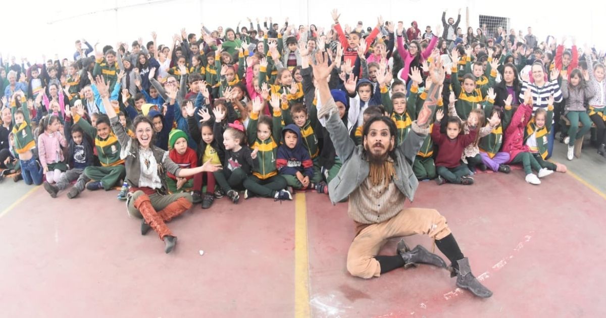 Imagens de vários artistas e crianças, para fazer referência com o fato que o público esperado para todo o evento é de 30 mil pessoas