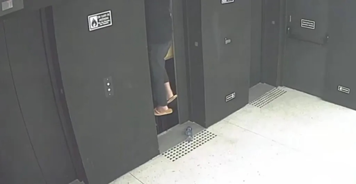 As imagens de segurança do prédio mostram o radialista que caiu de elevador escorregando para o fosso - Foto: Reprodução/ND