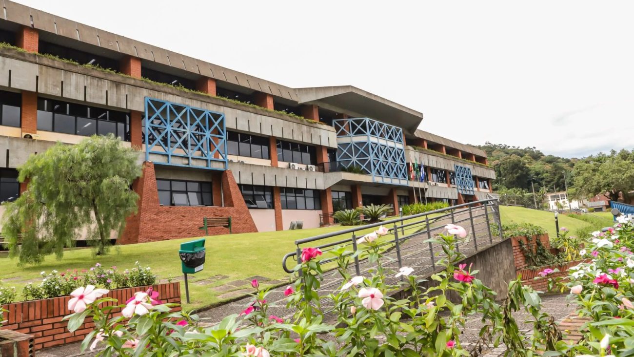 Edifício moderno com arquitetura inovadora, jardins bem cuidados e área de lazer ao ar livre, ideal para moradia ou eventos em contato com a natureza. Fica localizado em Joinville, uma das cidades mais organizadas do Brasil.