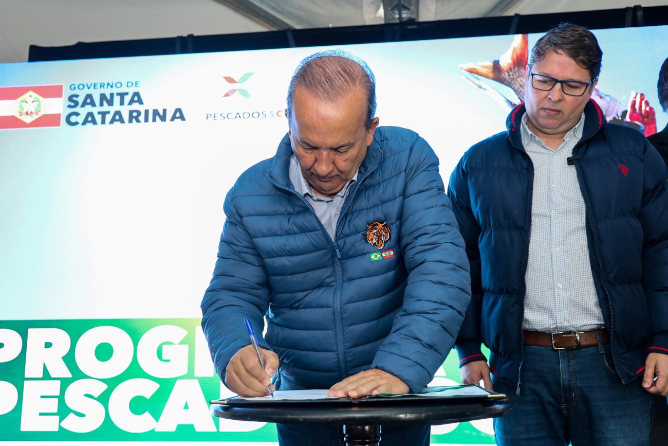 Governo de Santa Catarina lançou nesta segunda-feira (30) o Programa Pescados SC; ao centro, o governador, Jorginho Mello, à direita, o secretário de Aquicultura e Pesca, Tiago Frigo – Foto: Roberto Zacarias/SECOM/ND