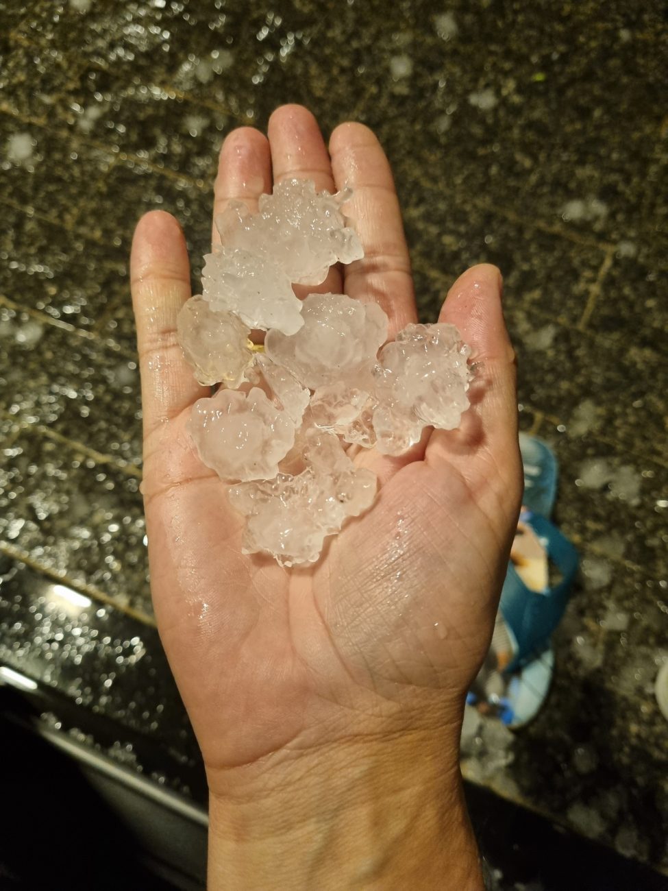 Moradores registraram pedras que caíram durante tempestade em São Bento do Sul - Reprodução/Josué Alves de Souza/ND