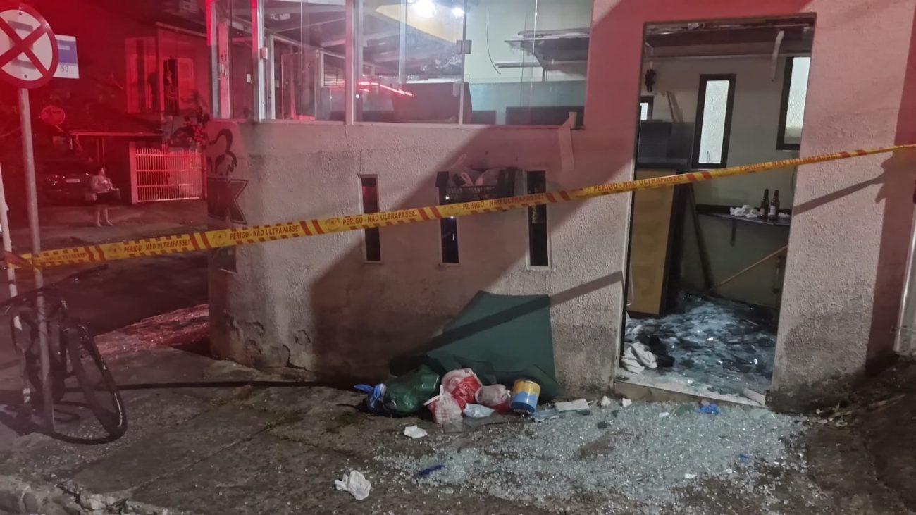 Foto mostra fachada do estabelecimento interditada 