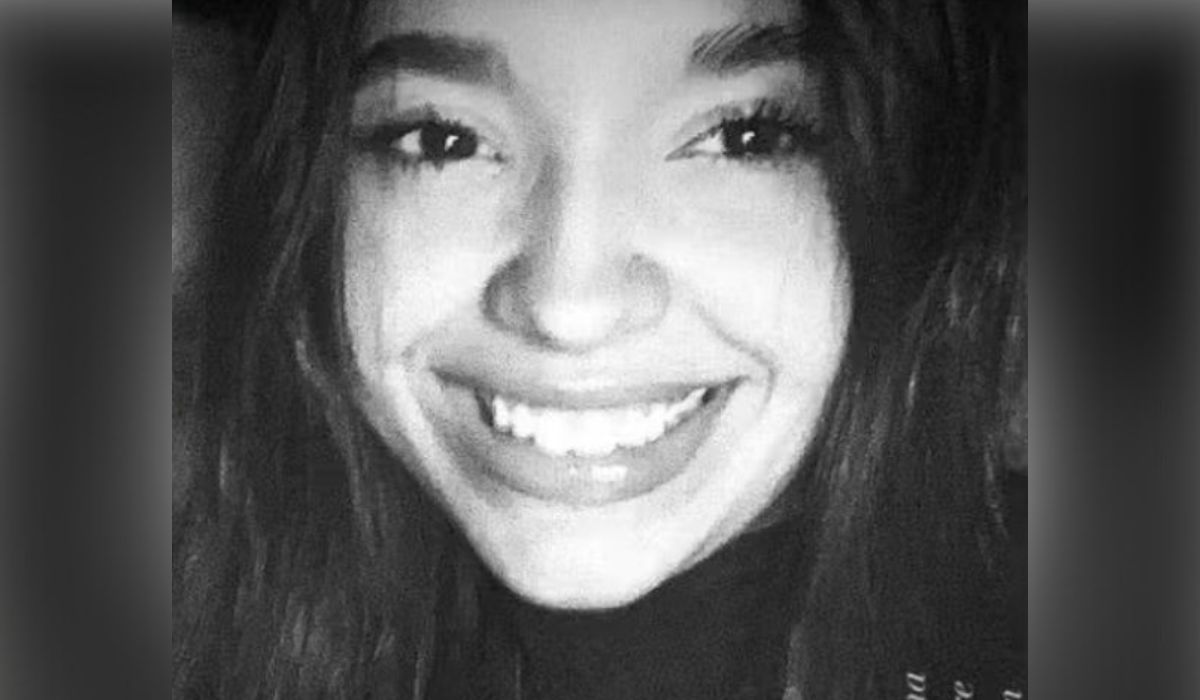 Jovem morta sorrindo em foto preto e branco