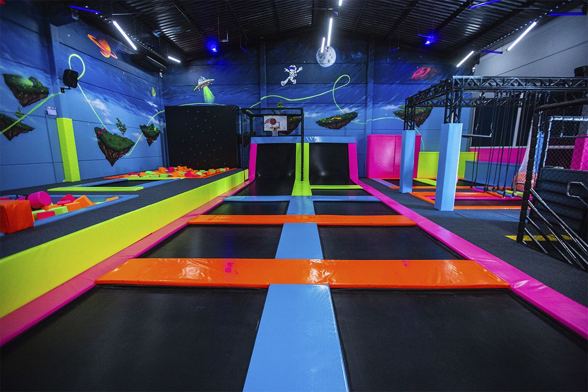 Vista dos trampulins e das piscinas de espumas no Jump World - Jump World/Divulgação