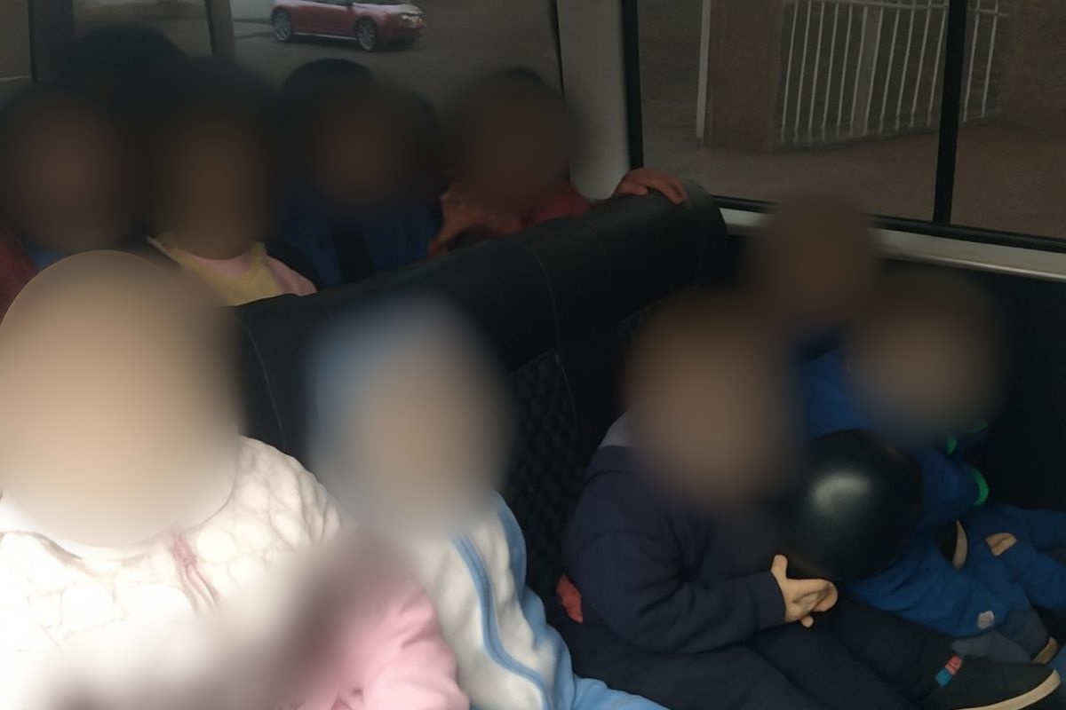 Kombi foi flagrada fazendo o transporte clandestino de 14 crian&ccedil;as. – Foto: Pol&iacute;cia Municipal de Chapec&oacute;/ND