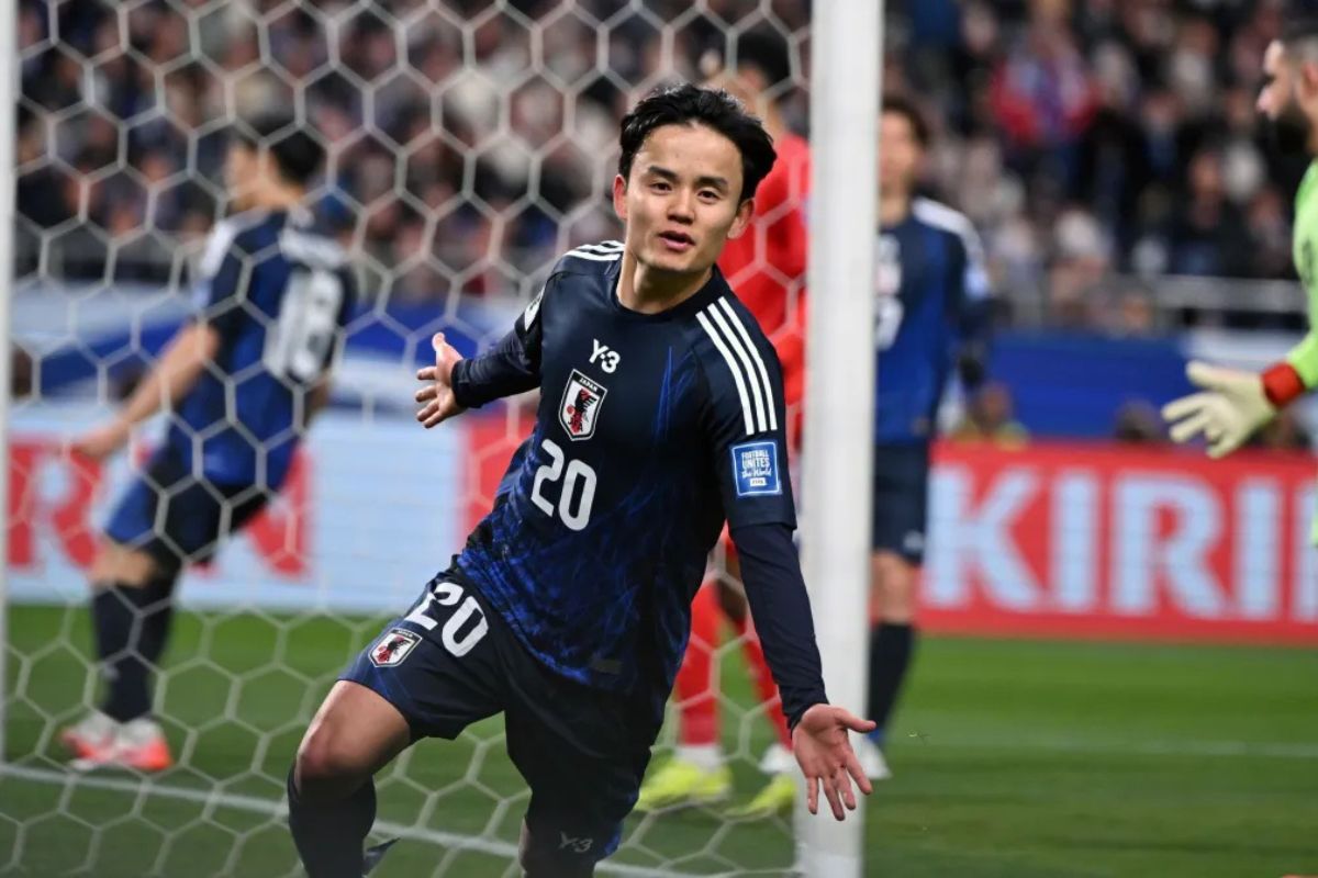 Kubo comemorando um dos gols do Japão na vitória sobre o Bahein, que garantiu a classificação japonesa para a Copa do Mundo 2026 