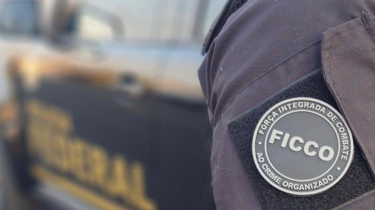 Foto mostra farda policial da FICCO, ilustrando matéria sobre líderes de facção presos
