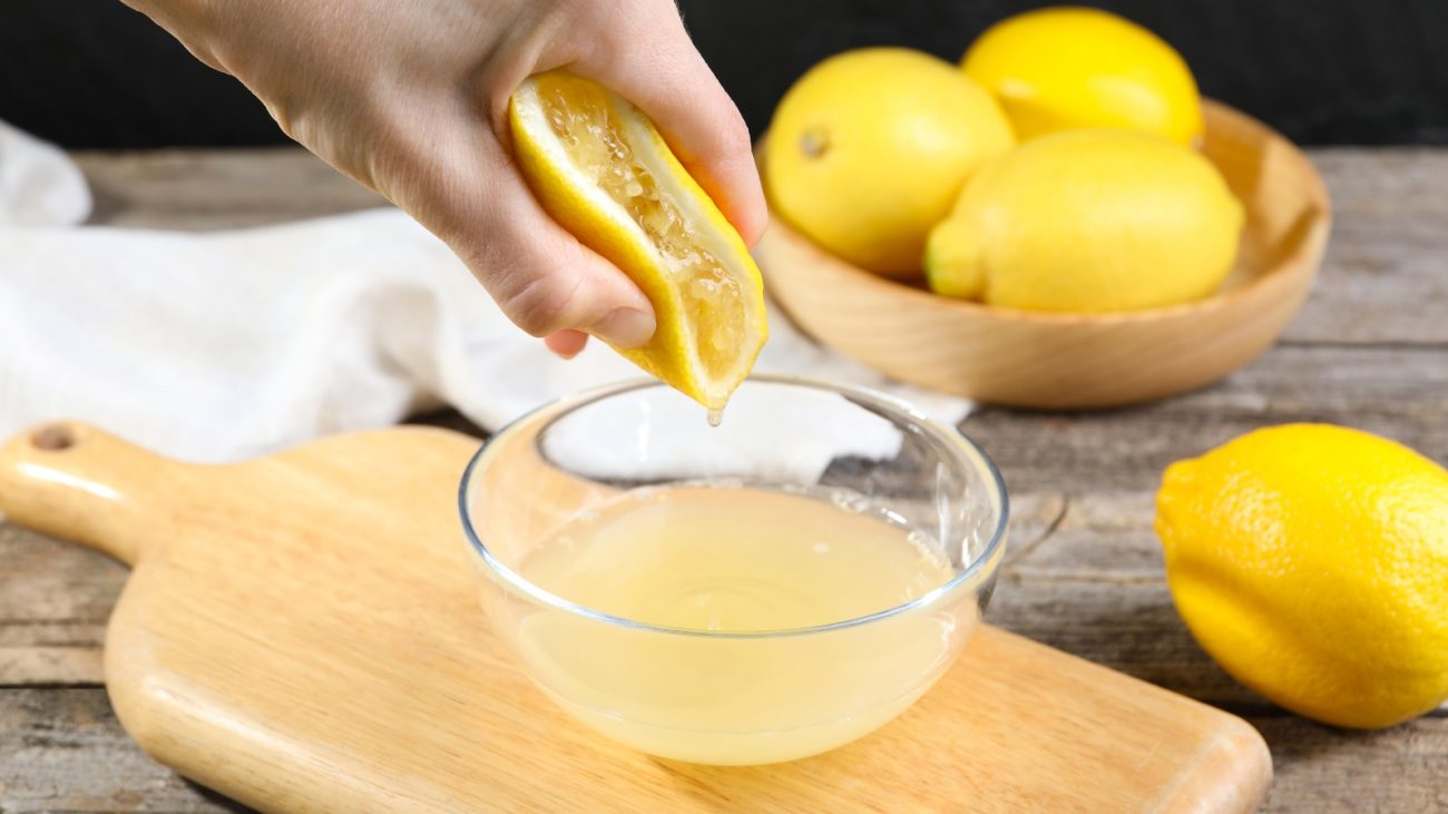Limão: além do aroma marcante, o limão fortalece a imunidade e equilibra o sabor da receita. - Canva/ND