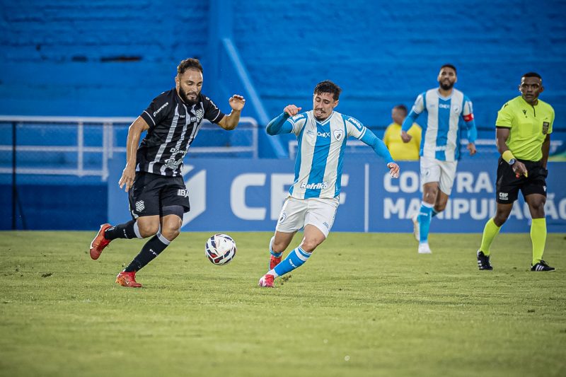 Disputa entre Rafinha Potiguar e Gustavo França, no jogo Londrina e Figueirense - Rafael Martins / Londrina Esporte Clube/ND