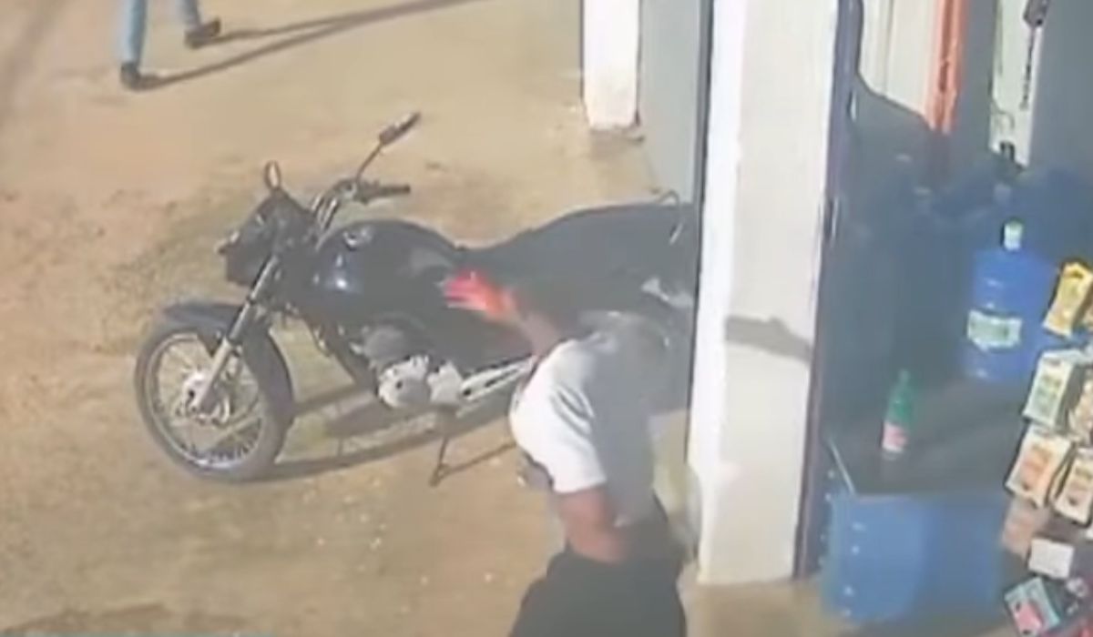 cantor de piseiro pedindo ajuda com mãos cheias de sangue