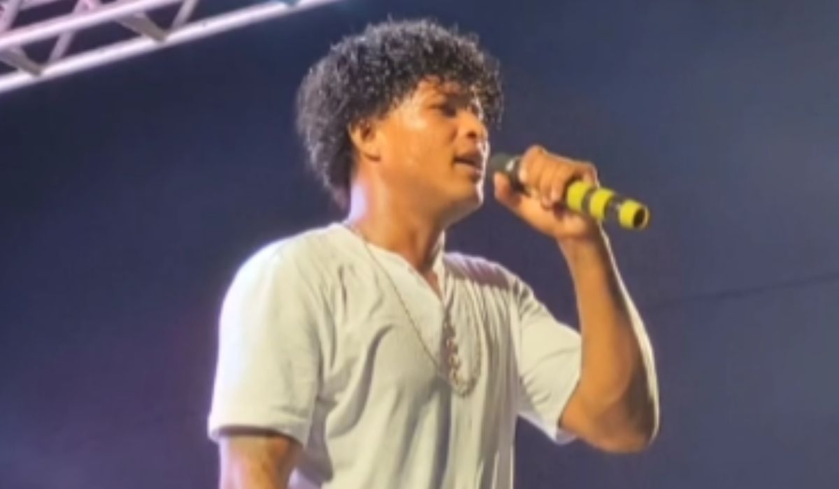 Cantor de piseiro morto se apresentando em palco