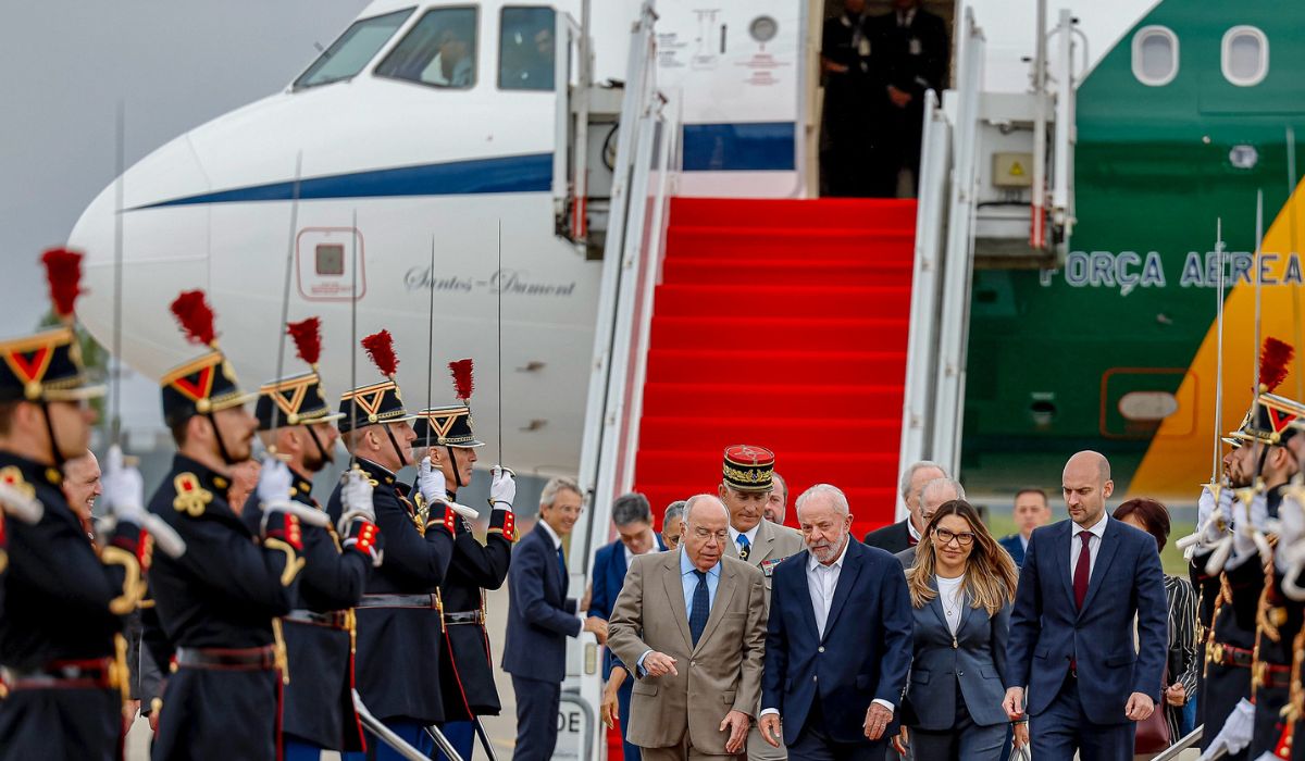 Lula e Janja durante a chegada a Paris, no Pavilh&atilde;o de Autoridades do Aeroporto Paris-Orly. Paris – Fran&ccedil;a. – Foto: Ricardo Stuckert/PR