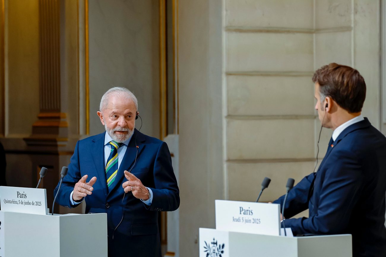 Lula e Emmanuel Macron, durante declara&ccedil;&atilde;o conjunta &agrave; imprensa. No local, falaram sobre uma parceria entre a Uni&atilde;o Europeia e o Mercosul – Foto: Ricardo Stuckert / PR