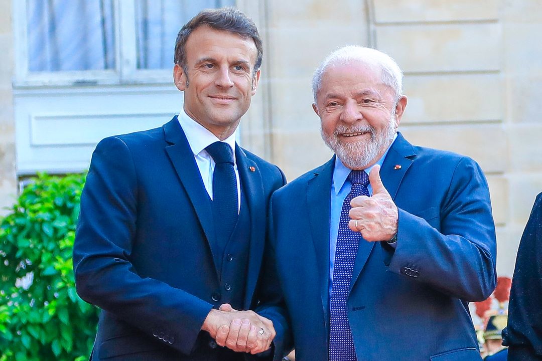 Lula e Macron firmando acordos 