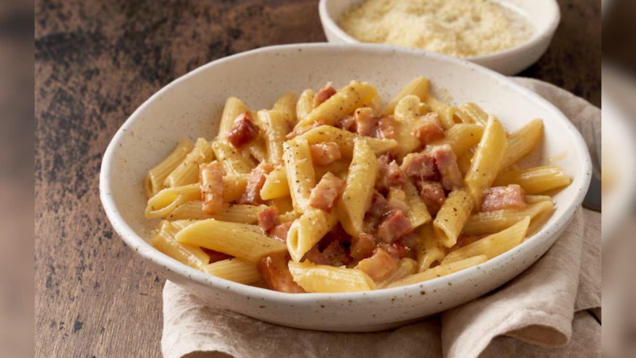 Imagem de macarrão dentro de prato com calabresa e bacon
