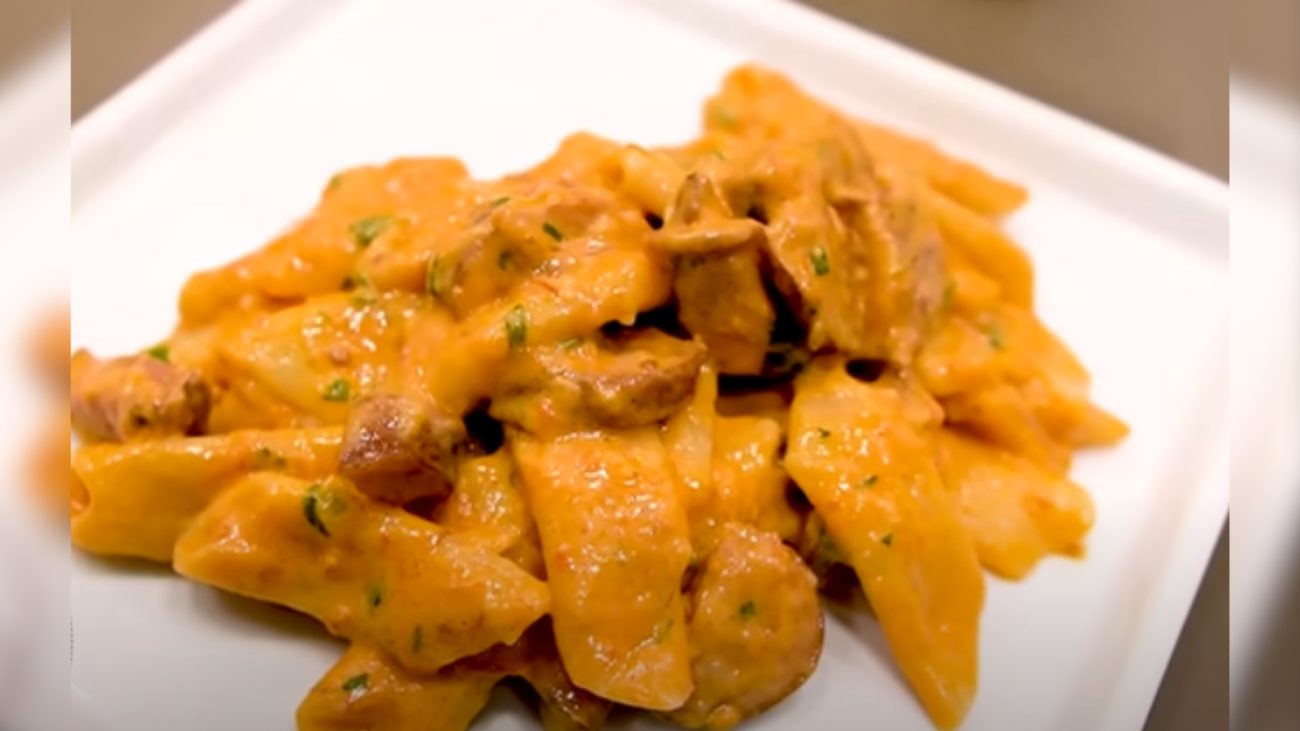 Imagem de macarrão com bacon e linguiça bastante cremoso