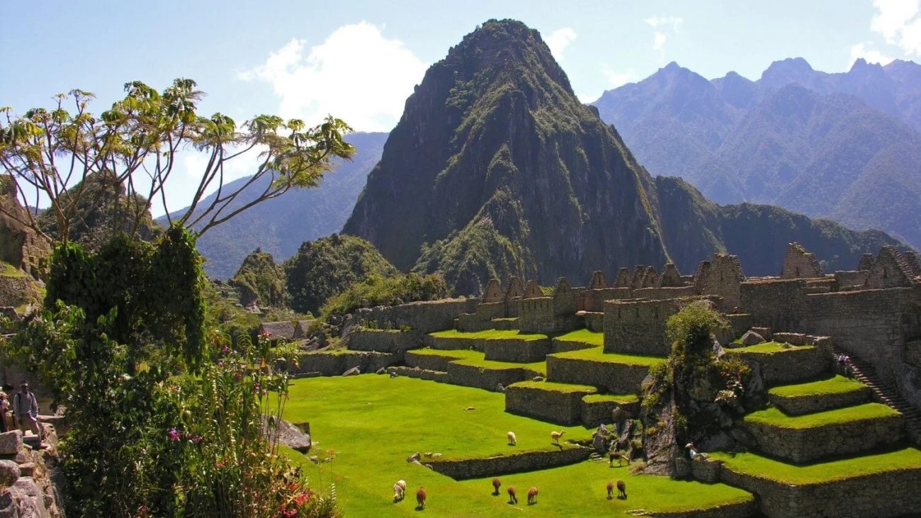 Machu Picchu está localizada em um cenário natural espetacular, cercada por montanhas, vales e florestas, oferecendo vistas deslumbrantes e uma experiência única - Reprodução/ND