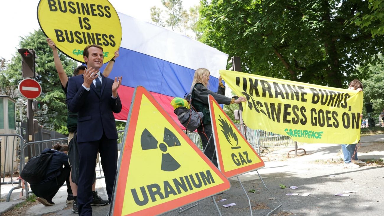Manifestantes roubaram a estátua de cera de Macron em Paris e levaram para protesto em frente à embaixada russa na capital francesa - Foto: Reprodução/ND