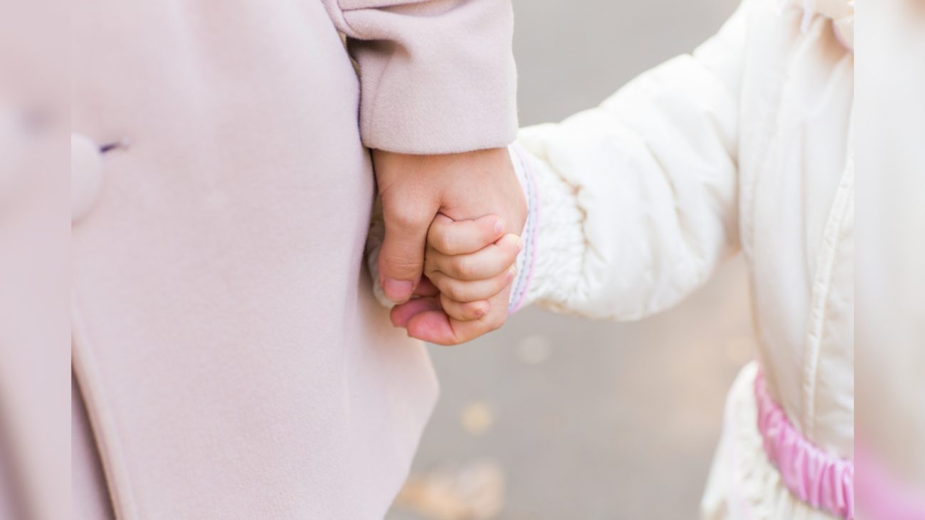 O que é ser uma mãe superprotetora? É quem tenta evitar qualquer frustração ou erro do filho, impedindo que ele desenvolva autonomia, confiança e habilidades sociais. - Canva/ND