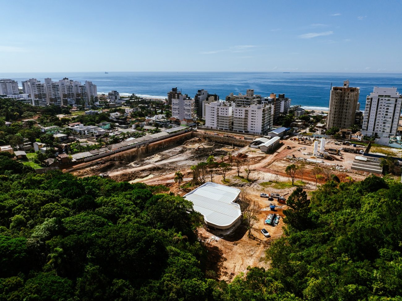 Foto aérea mostra construção do maior spa residencial do Brasil
