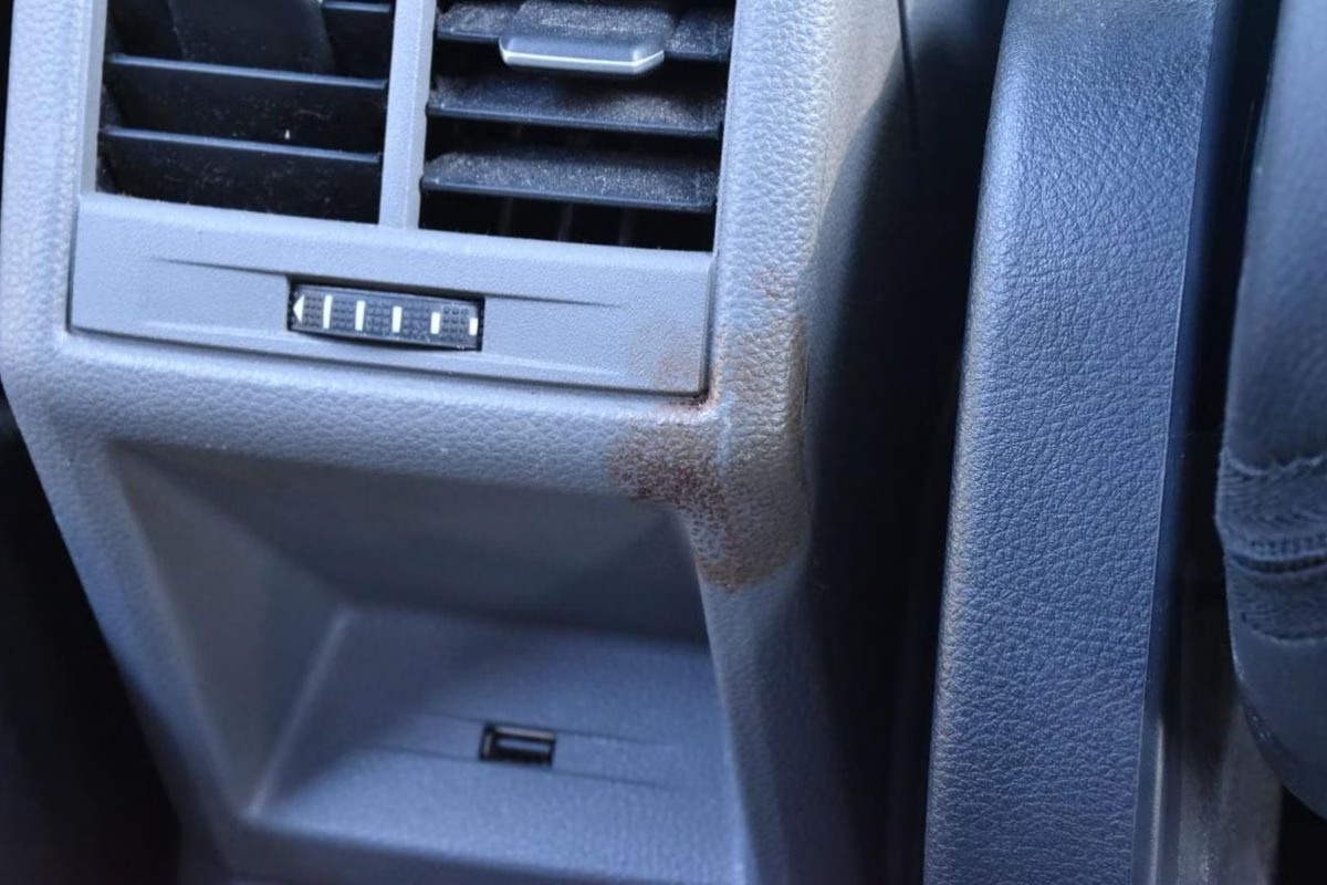 Manchas de sangue estavam no carro do empresário morto em Interlagos - Divulgação/Polícia Civil/ND