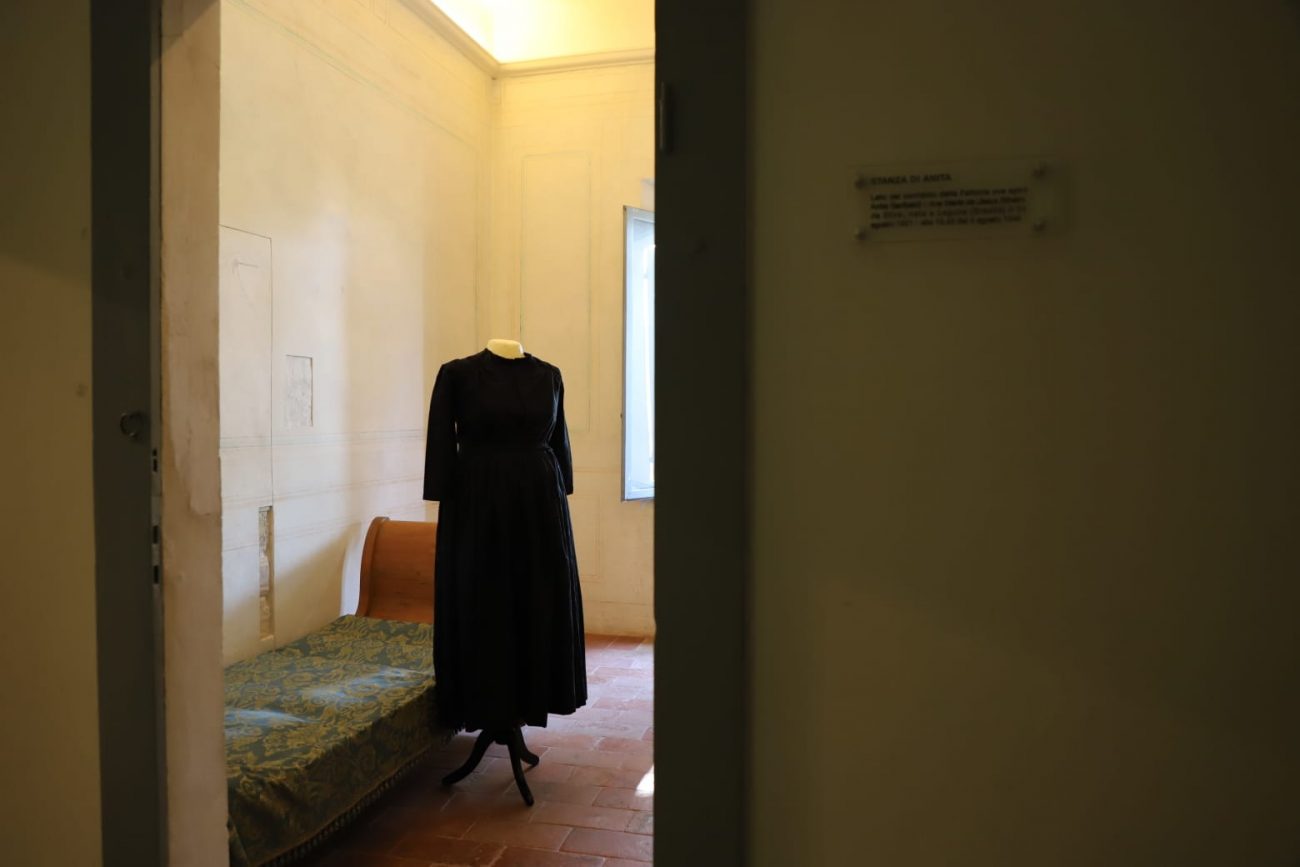 Traje de Anita Garibaldi exposto ao lado do seu leito de morte, um quarto na casa da fazenda onde ela faleceu, localizado em Mandrioli, Ravena, Itália
