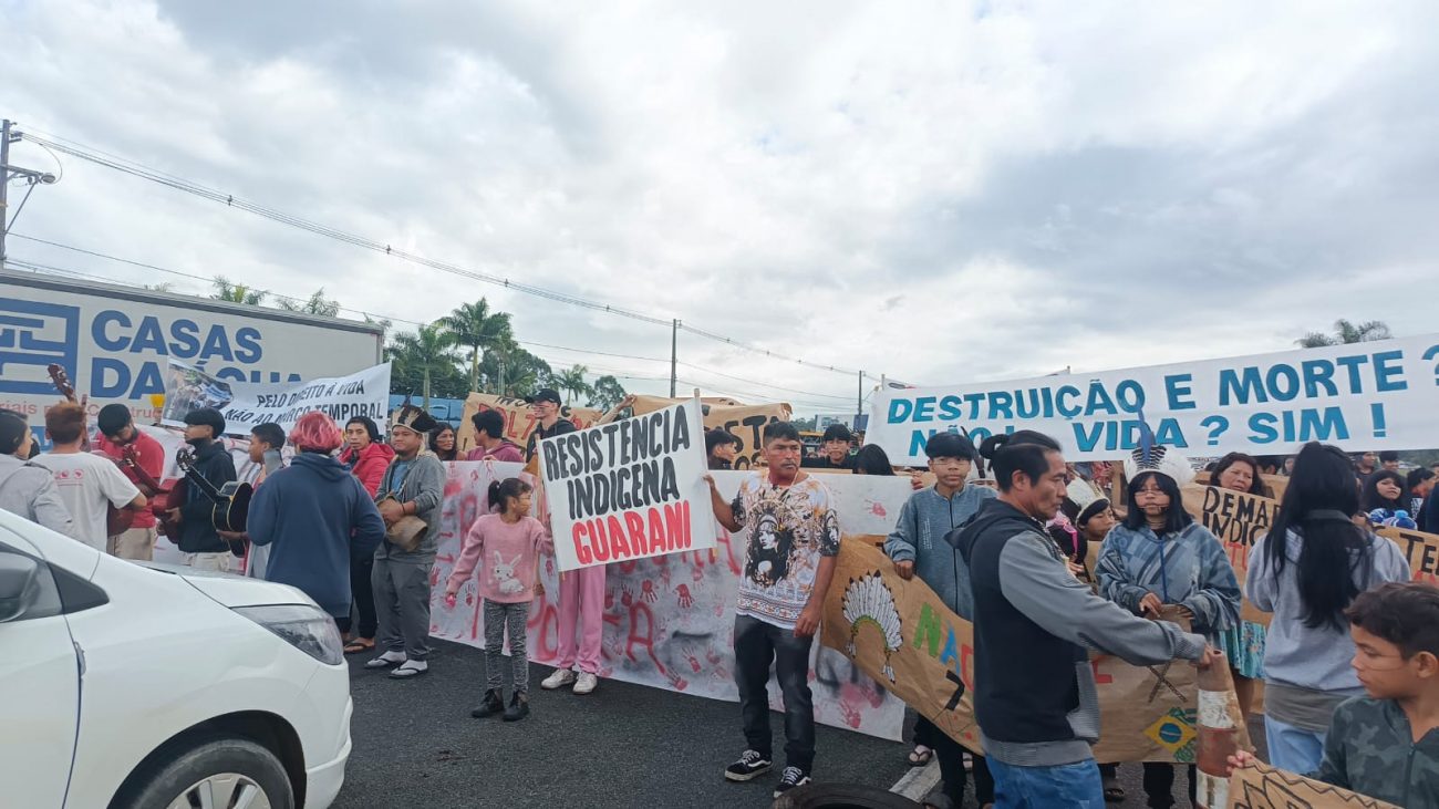 Bloqueio aconteceu durante protesto na manhã desta segunda-feira (9) - Reprodução/Mari Escobar/ND