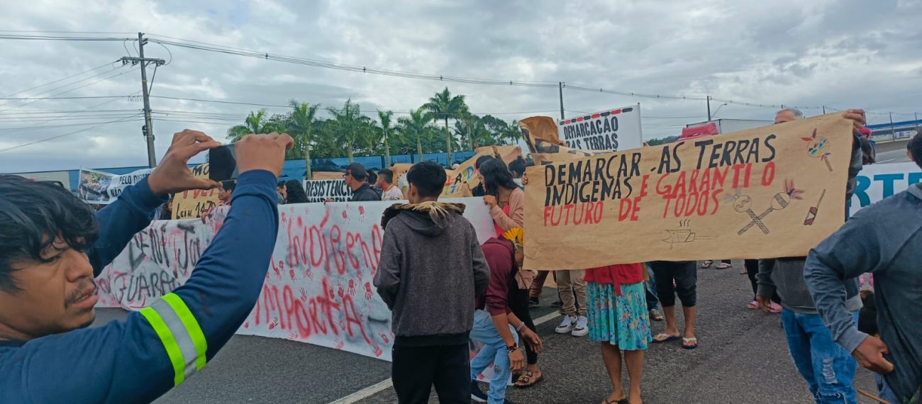 Bloqueio aconteceu durante protesto na manhã desta segunda-feira (9) - Reprodução/Mari Escobar/ND