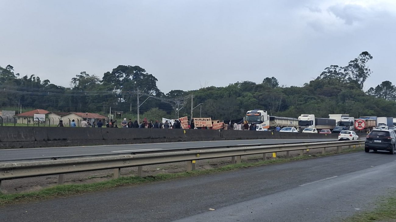 Bloqueio aconteceu durante protesto na manhã desta segunda-feira (9) - Reprodução/ND