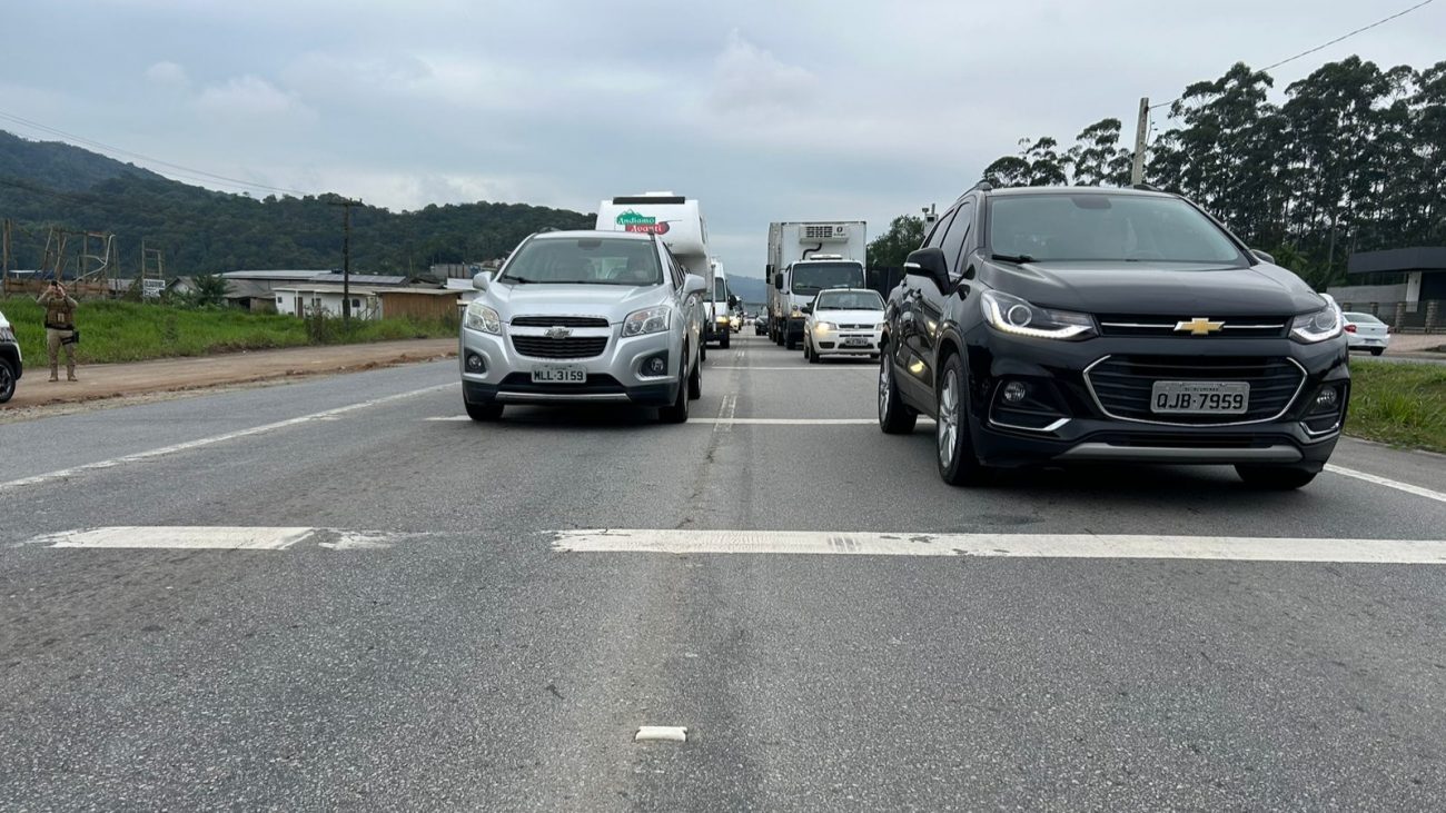 A manifestação na BR-470 interditou a via, especificamente no km 35 por aproximadamente 30 minutos - Reprodução/NDTV Record