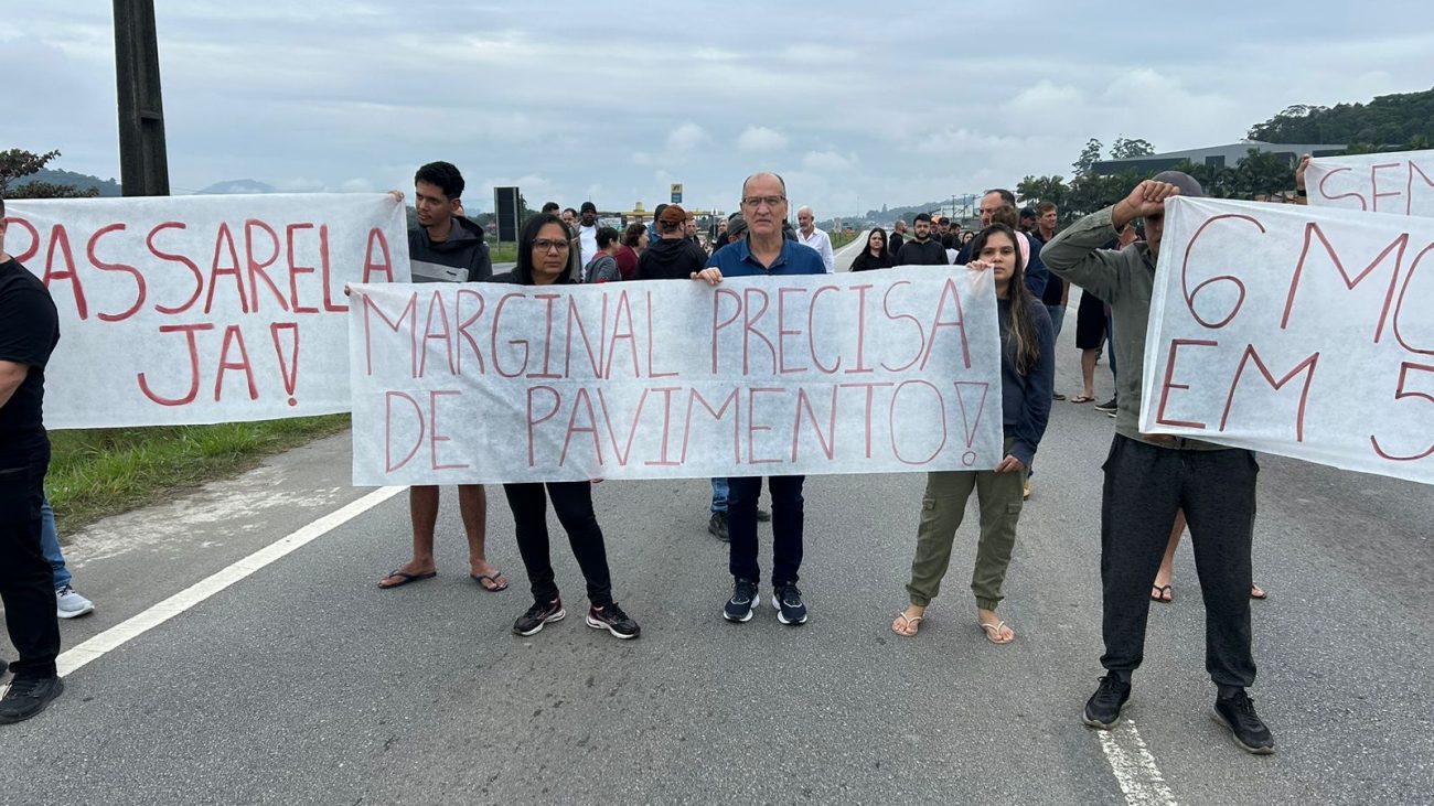Mais de 250 famílias enfrentam diariamente o risco para atravessar a rodovia sem passarela e sem calçadas seguras, conforme o presidente - Reprodução/NDTV Record