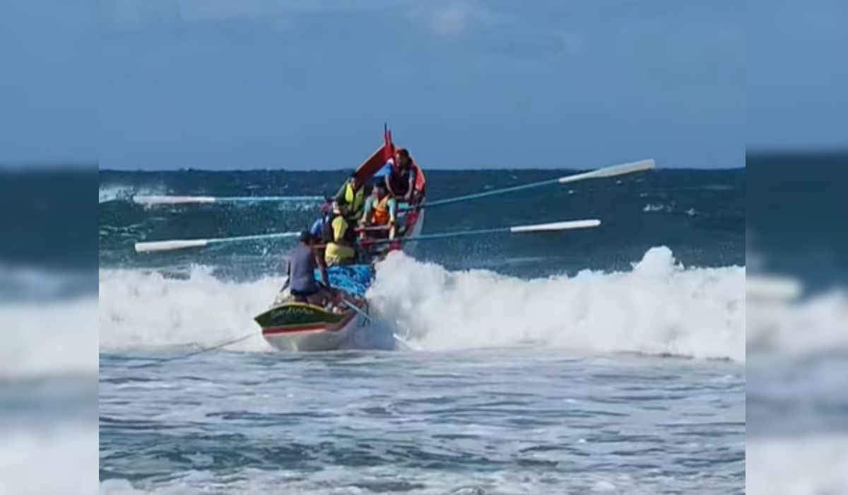 Pescadores no mar durante pesca da tainha