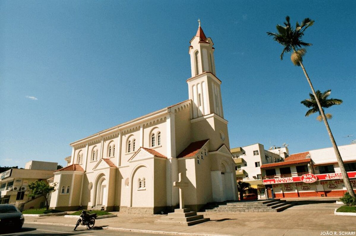 Foto mostra fachada da igreja do Divino Espírito Santo, onde será feita projeção durante a Festa do Divino em Camboriú