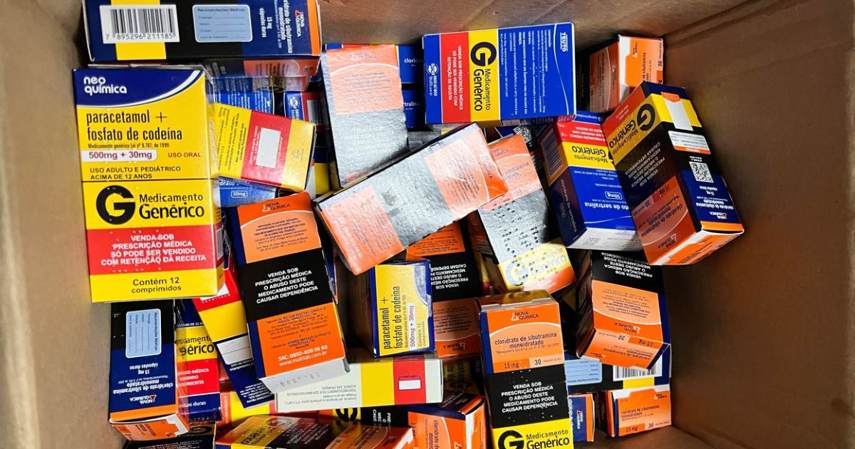 Medicamentos controlados dentro de uma caixa