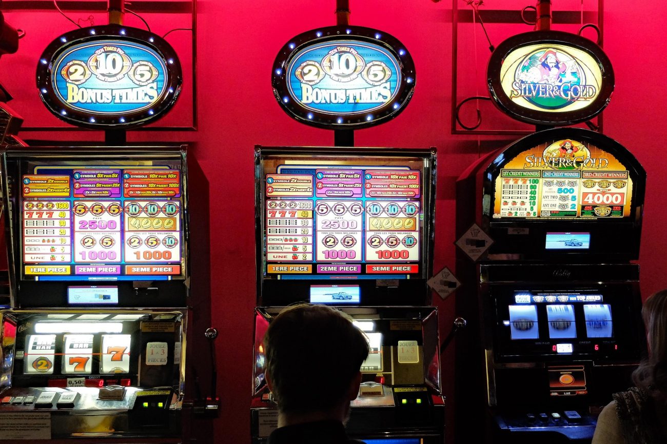 Imagem de máquinas caça-níqueis de cassino. Conteúdo sobre slots para comprar bônus.