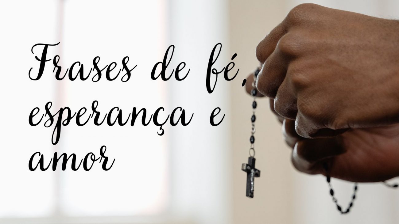 Imagem mostra duas mãos segurando um terço, em posição de oração, com um fundo desfocado claro. Há um texto escrito com letra cursiva preta, com a seguinte mensagem: Frases de fé, esperança e amor.