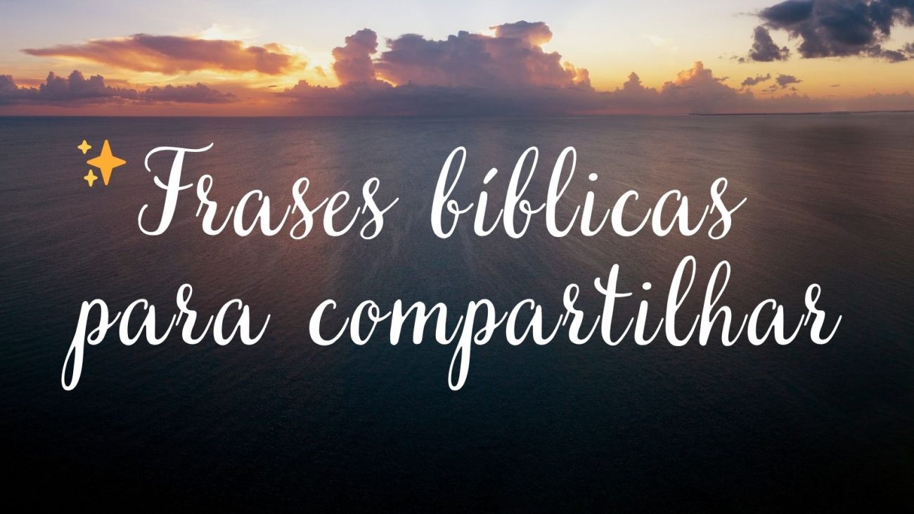 Imagem mostra uma paisagem de mar ao fundo, com nuvens que se assemelham a um entardecer ou amanhecer mais escuro, e com o seguinte texto em letra cursiva e cor branca "Frases bíblicas para compartilhar".