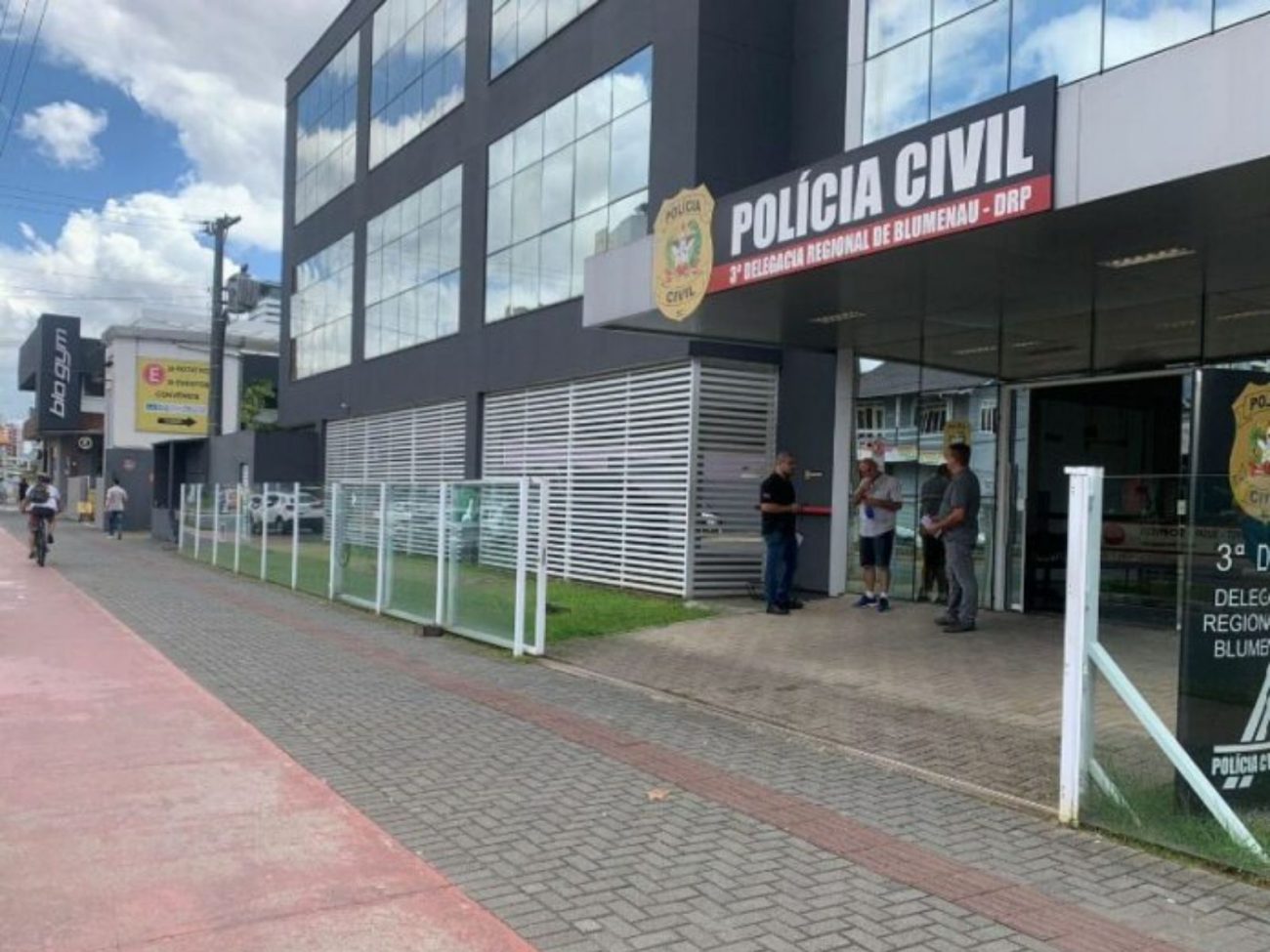 Cantora sertaneja atacada em Santa Catarina prestou depoimento junto à Polícia Civil nesta terça-feira (10)